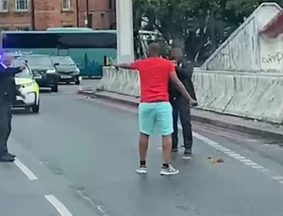 فيديو: وفاة رجل قفز عن جسر بلندن وهو مصاب بشحنة كهربائية! صورة رقم 2 فيديو: وفاة رجل قفز عن جسر بلندن وهو مصاب بشحنة كهربائية! صورة رقم 2