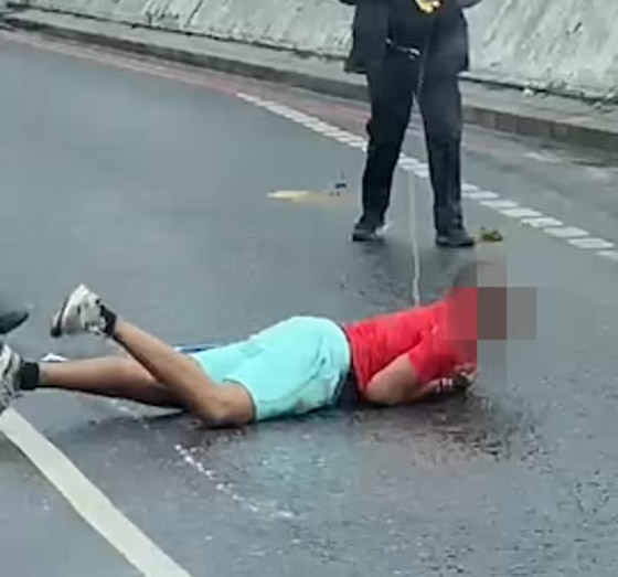 فيديو: وفاة رجل قفز عن جسر بلندن وهو مصاب بشحنة كهربائية! صورة رقم 3 فيديو: وفاة رجل قفز عن جسر بلندن وهو مصاب بشحنة كهربائية! صورة رقم 3