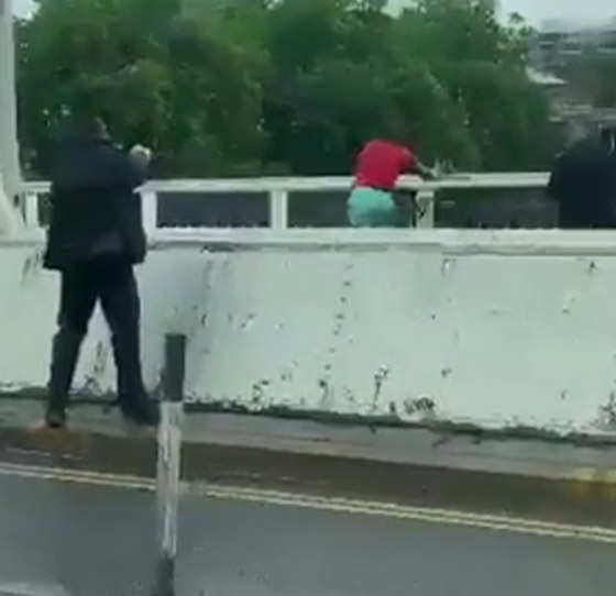 فيديو: وفاة رجل قفز عن جسر بلندن وهو مصاب بشحنة كهربائية! صورة رقم 5 فيديو: وفاة رجل قفز عن جسر بلندن وهو مصاب بشحنة كهربائية! صورة رقم 5