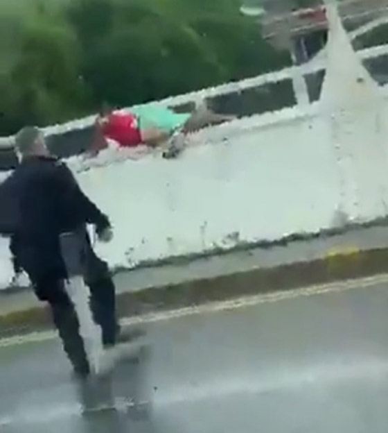 فيديو: وفاة رجل قفز عن جسر بلندن وهو مصاب بشحنة كهربائية! صورة رقم 6 فيديو: وفاة رجل قفز عن جسر بلندن وهو مصاب بشحنة كهربائية! صورة رقم 6