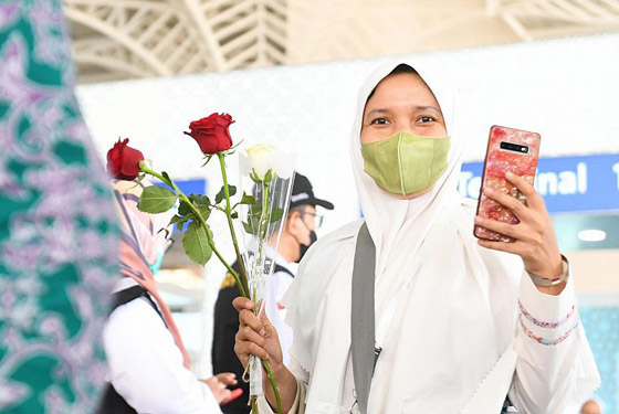 فيديو وصور: أول بعثة حجاج تصل إلى السعودية من خارج المملكة صورة رقم 4 فيديو وصور: أول بعثة حجاج تصل إلى السعودية من خارج المملكة صورة رقم 4
