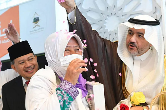 فيديو وصور: أول بعثة حجاج تصل إلى السعودية من خارج المملكة صورة رقم 5 فيديو وصور: أول بعثة حجاج تصل إلى السعودية من خارج المملكة صورة رقم 5