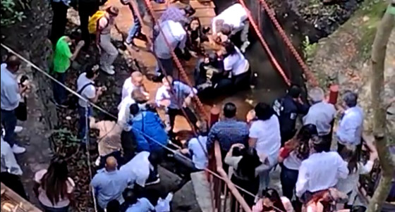 عمدة مدينة بالمكسيك ينهار به جسر أثناء افتتاحه ويسقط مع آخرين على الصخور صورة رقم 7 عمدة مدينة بالمكسيك ينهار به جسر أثناء افتتاحه ويسقط مع آخرين على الصخور صورة رقم 7