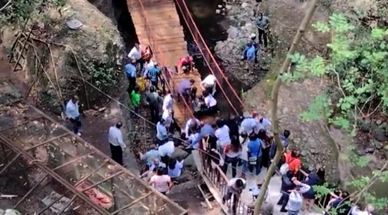 عمدة مدينة بالمكسيك ينهار به جسر أثناء افتتاحه ويسقط مع آخرين على الصخور صورة رقم 9 عمدة مدينة بالمكسيك ينهار به جسر أثناء افتتاحه ويسقط مع آخرين على الصخور صورة رقم 9