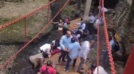 عمدة مدينة بالمكسيك ينهار به جسر أثناء افتتاحه ويسقط مع آخرين على الصخور صورة رقم 8 عمدة مدينة بالمكسيك ينهار به جسر أثناء افتتاحه ويسقط مع آخرين على الصخور صورة رقم 8