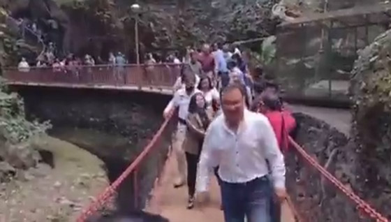 عمدة مدينة بالمكسيك ينهار به جسر أثناء افتتاحه ويسقط مع آخرين على الصخور صورة رقم 4 عمدة مدينة بالمكسيك ينهار به جسر أثناء افتتاحه ويسقط مع آخرين على الصخور صورة رقم 4
