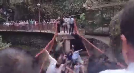 عمدة مدينة بالمكسيك ينهار به جسر أثناء افتتاحه ويسقط مع آخرين على الصخور صورة رقم 5 عمدة مدينة بالمكسيك ينهار به جسر أثناء افتتاحه ويسقط مع آخرين على الصخور صورة رقم 5