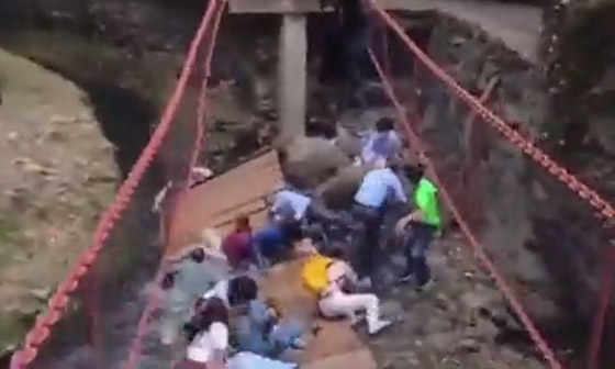 عمدة مدينة بالمكسيك ينهار به جسر أثناء افتتاحه ويسقط مع آخرين على الصخور صورة رقم 6 عمدة مدينة بالمكسيك ينهار به جسر أثناء افتتاحه ويسقط مع آخرين على الصخور صورة رقم 6