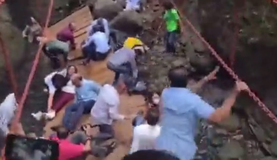 عمدة مدينة بالمكسيك ينهار به جسر أثناء افتتاحه ويسقط مع آخرين على الصخور صورة رقم 10 عمدة مدينة بالمكسيك ينهار به جسر أثناء افتتاحه ويسقط مع آخرين على الصخور صورة رقم 10