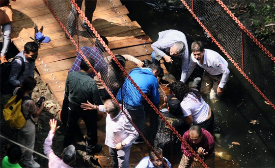 عمدة مدينة بالمكسيك ينهار به جسر أثناء افتتاحه ويسقط مع آخرين على الصخور صورة رقم 3 عمدة مدينة بالمكسيك ينهار به جسر أثناء افتتاحه ويسقط مع آخرين على الصخور صورة رقم 3