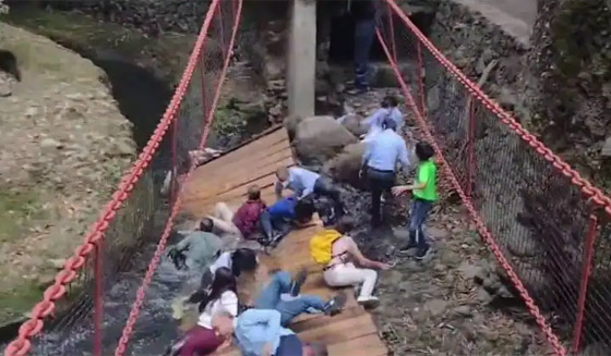 عمدة مدينة بالمكسيك ينهار به جسر أثناء افتتاحه ويسقط مع آخرين على الصخور صورة رقم 11 عمدة مدينة بالمكسيك ينهار به جسر أثناء افتتاحه ويسقط مع آخرين على الصخور صورة رقم 11