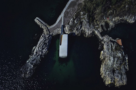 أول مطعم تحت الماء في أوروبا يأخذك برحلة مدهشة لأعماق البحر صورة رقم 6