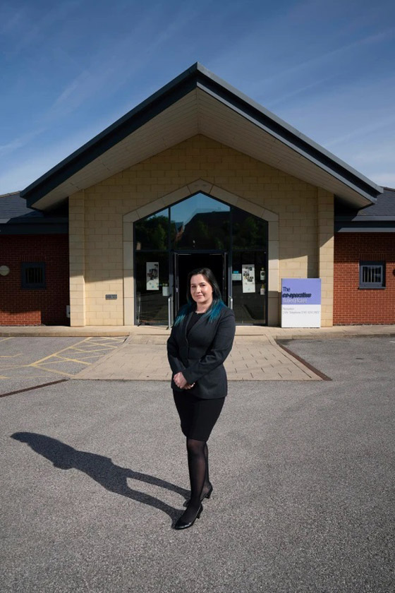 تترك دراسة الأزياء وتعمل في تحنيط الجثث صورة رقم 4