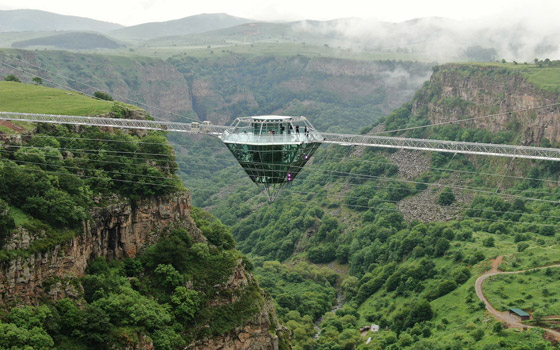 فيديو: جسر زجاجي معلق لمحبي المغامرة في جورجيا.. هل ستجربه؟ صورة رقم 2
