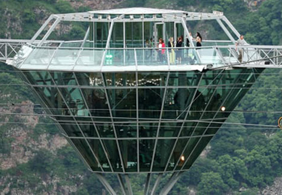 فيديو: جسر زجاجي معلق لمحبي المغامرة في جورجيا.. هل ستجربه؟ صورة رقم 6