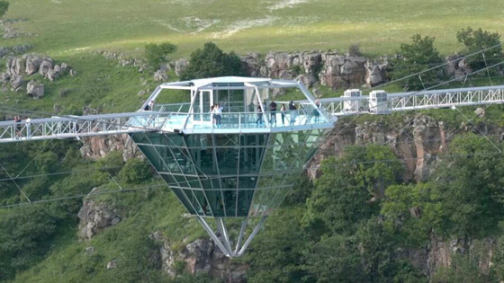 فيديو: جسر زجاجي معلق لمحبي المغامرة في جورجيا.. هل ستجربه؟ صورة رقم 4