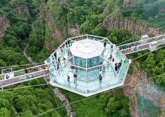 فيديو: جسر زجاجي معلق لمحبي المغامرة في جورجيا.. هل ستجربه؟ صورة رقم 5