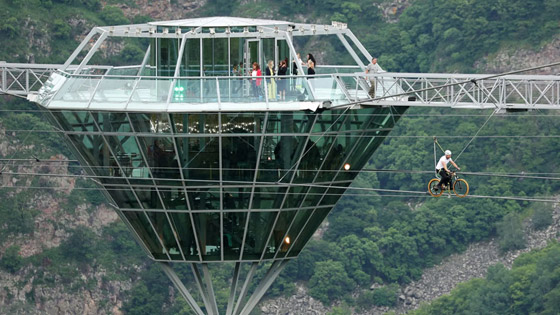 فيديو: جسر زجاجي معلق لمحبي المغامرة في جورجيا.. هل ستجربه؟ صورة رقم 1
