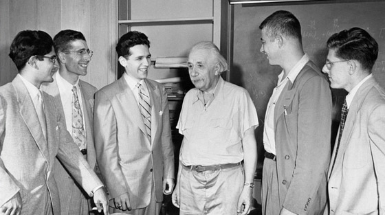 الفيزيائي آينشتاين مع عالم عراقي؟! صورة تقلب مواقع التواصل، ما حقيقتها؟ صورة رقم 5