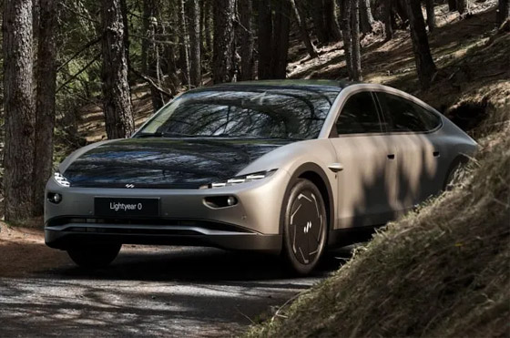 جاهزة للإنتاج.. تعرفوا إلى أول سيارة تستعين بالطاقة الشمسية في العالم صورة رقم 6