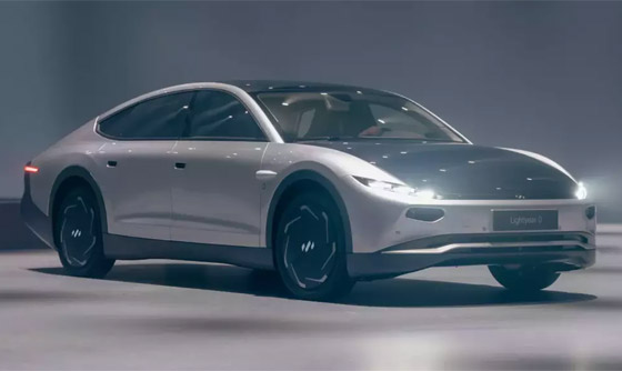 جاهزة للإنتاج.. تعرفوا إلى أول سيارة تستعين بالطاقة الشمسية في العالم صورة رقم 8