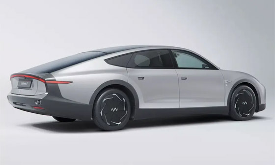 جاهزة للإنتاج.. تعرفوا إلى أول سيارة تستعين بالطاقة الشمسية في العالم صورة رقم 9