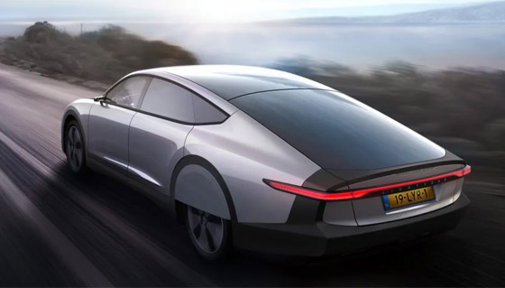 جاهزة للإنتاج.. تعرفوا إلى أول سيارة تستعين بالطاقة الشمسية في العالم صورة رقم 11