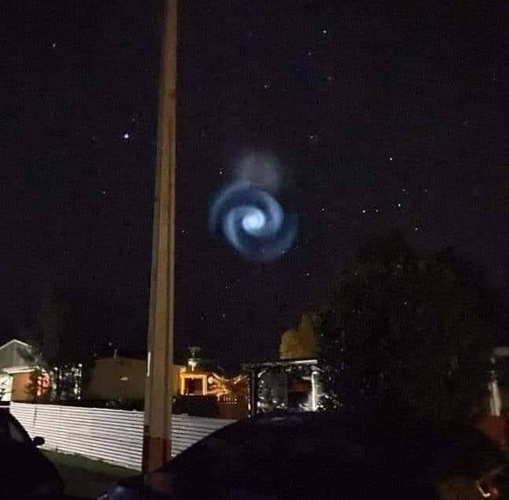 مشهد يفوق الخيال.. دوامة زرقاء غامضة في سماء نيوزيلندا! صور صورة رقم 1