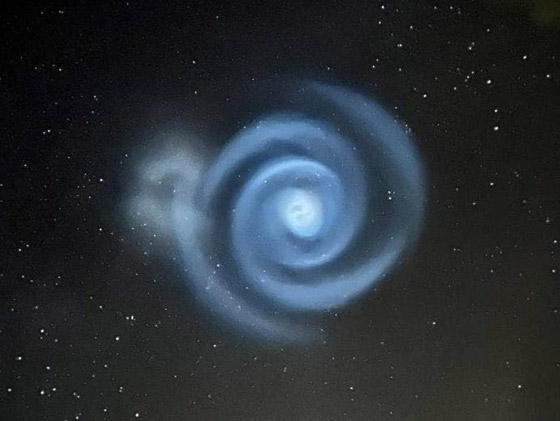 مشهد يفوق الخيال.. دوامة زرقاء غامضة في سماء نيوزيلندا! صور صورة رقم 2