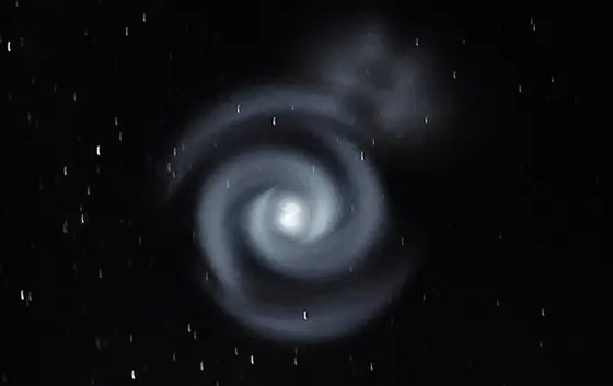 مشهد يفوق الخيال.. دوامة زرقاء غامضة في سماء نيوزيلندا! صور صورة رقم 3