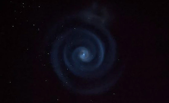 مشهد يفوق الخيال.. دوامة زرقاء غامضة في سماء نيوزيلندا! صور صورة رقم 4