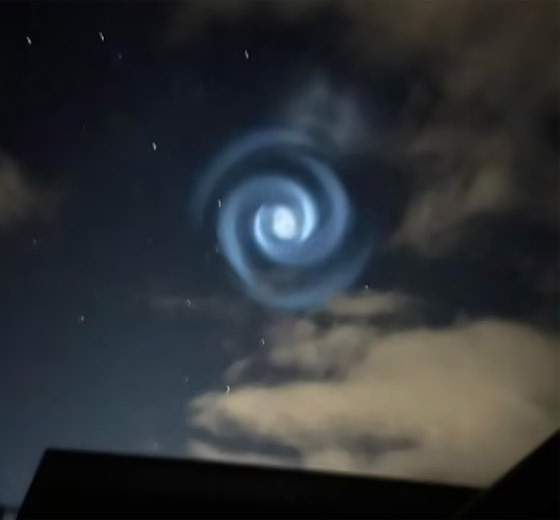 مشهد يفوق الخيال.. دوامة زرقاء غامضة في سماء نيوزيلندا! صور صورة رقم 5