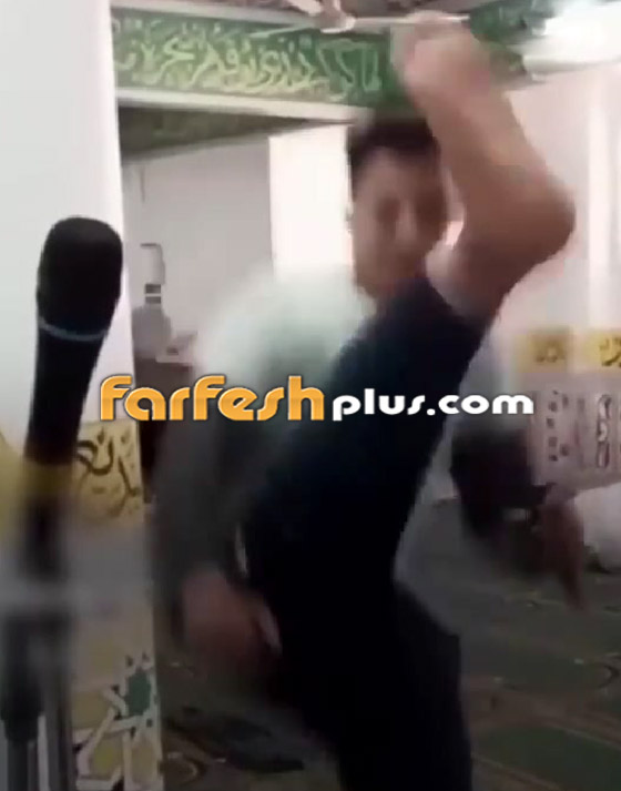 فيديو صادم: جنون الشهرة يدفع بشاب للغناء والرقص بمسجد في مصر! صورة رقم 2 فيديو صادم: جنون الشهرة يدفع بشاب للغناء والرقص بمسجد في مصر! صورة رقم 2