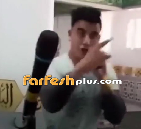 فيديو صادم: جنون الشهرة يدفع بشاب للغناء والرقص بمسجد في مصر! صورة رقم 4 فيديو صادم: جنون الشهرة يدفع بشاب للغناء والرقص بمسجد في مصر! صورة رقم 4
