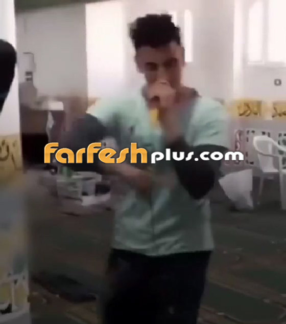 فيديو صادم: جنون الشهرة يدفع بشاب للغناء والرقص بمسجد في مصر! صورة رقم 5 فيديو صادم: جنون الشهرة يدفع بشاب للغناء والرقص بمسجد في مصر! صورة رقم 5