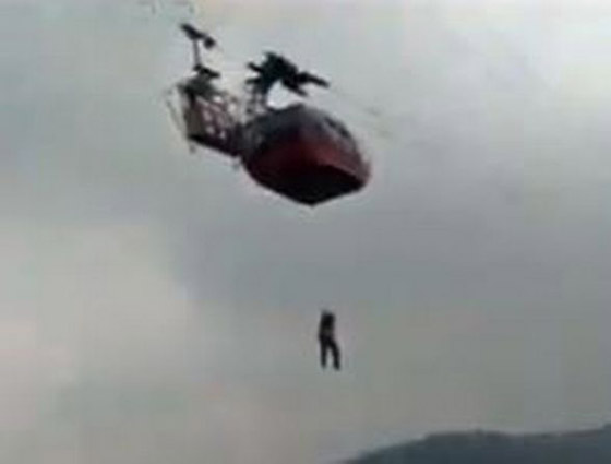 الهند.. لحظات رعب عاشها سياح أنقذوا بحبل متدل من علو 300 متر! صورة رقم 2 الهند.. لحظات رعب عاشها سياح أنقذوا بحبل متدل من علو 300 متر! صورة رقم 2