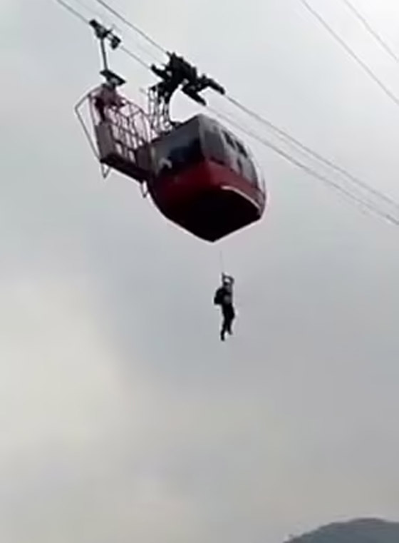 الهند.. لحظات رعب عاشها سياح أنقذوا بحبل متدل من علو 300 متر! صورة رقم 5 الهند.. لحظات رعب عاشها سياح أنقذوا بحبل متدل من علو 300 متر! صورة رقم 5