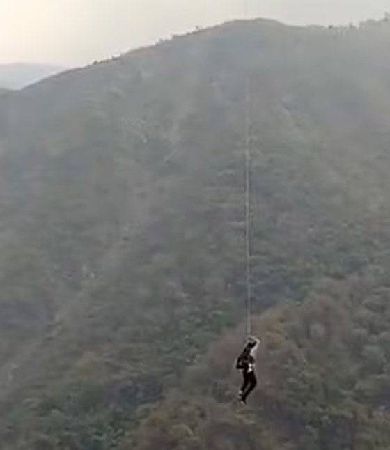الهند.. لحظات رعب عاشها سياح أنقذوا بحبل متدل من علو 300 متر! صورة رقم 7 الهند.. لحظات رعب عاشها سياح أنقذوا بحبل متدل من علو 300 متر! صورة رقم 7