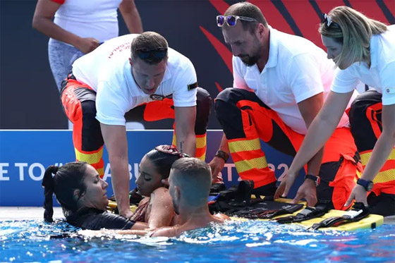 بالصور: أروع عملية إنقاذ لسباحة فقدت الوعي تحت الماء! صورة رقم 14 بالصور: أروع عملية إنقاذ لسباحة فقدت الوعي تحت الماء! صورة رقم 14