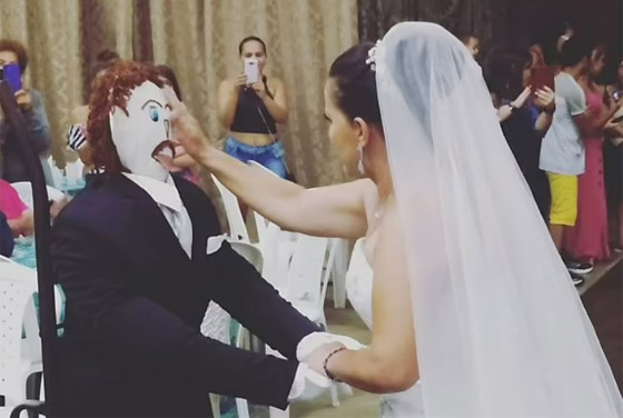 صور: امرأة برازيلية تتزوج دمية وتعلن إنجاب طفل منها! صورة رقم 3