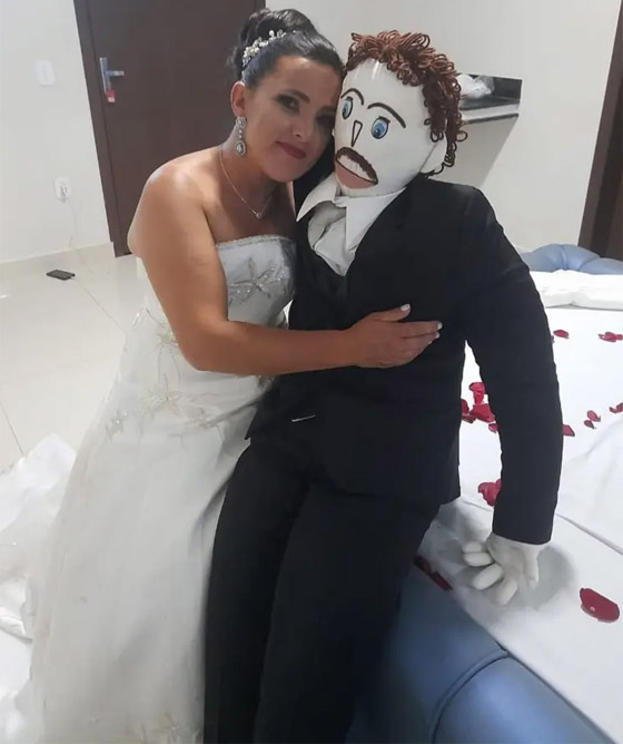 صور: امرأة برازيلية تتزوج دمية وتعلن إنجاب طفل منها! صورة رقم 4