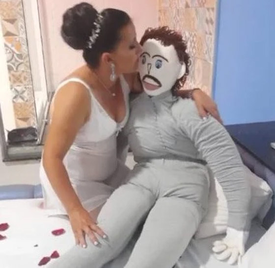 صور: امرأة برازيلية تتزوج دمية وتعلن إنجاب طفل منها! صورة رقم 11