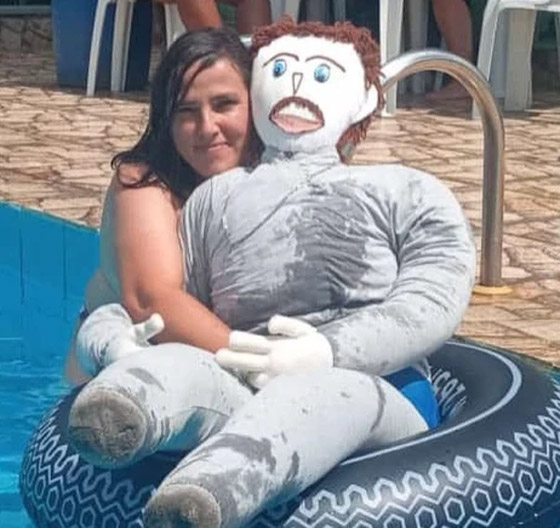 صور: امرأة برازيلية تتزوج دمية وتعلن إنجاب طفل منها! صورة رقم 14