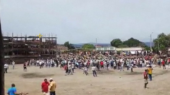 فيديو: قتلى ومئات الجرحى بانهيار منصة مصارعة للثيران بكولومبيا صورة رقم 13 فيديو: قتلى ومئات الجرحى بانهيار منصة مصارعة للثيران بكولومبيا صورة رقم 13