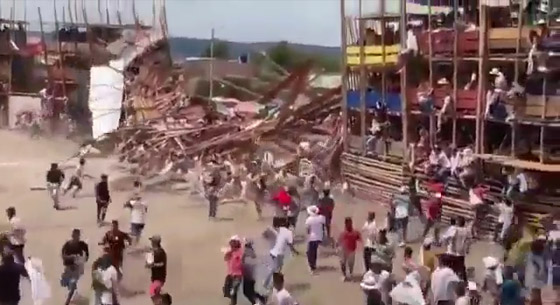 فيديو: قتلى ومئات الجرحى بانهيار منصة مصارعة للثيران بكولومبيا صورة رقم 8 فيديو: قتلى ومئات الجرحى بانهيار منصة مصارعة للثيران بكولومبيا صورة رقم 8