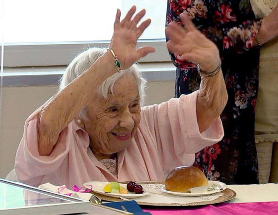 معمرة تحتفل بعيد ميلادها الـ107.. وتكشف سر طول عمرها: 