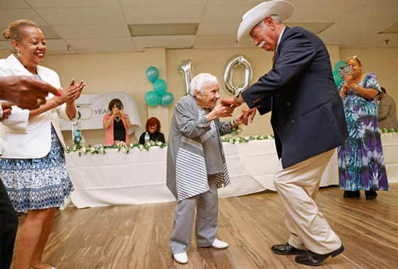 معمرة تحتفل بعيد ميلادها الـ107.. وتكشف سر طول عمرها: 