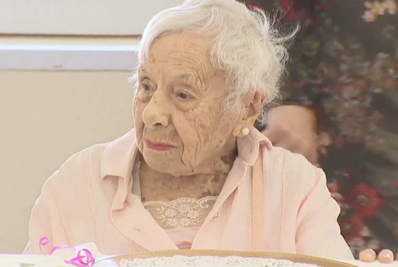 معمرة تحتفل بعيد ميلادها الـ107.. وتكشف سر طول عمرها: 