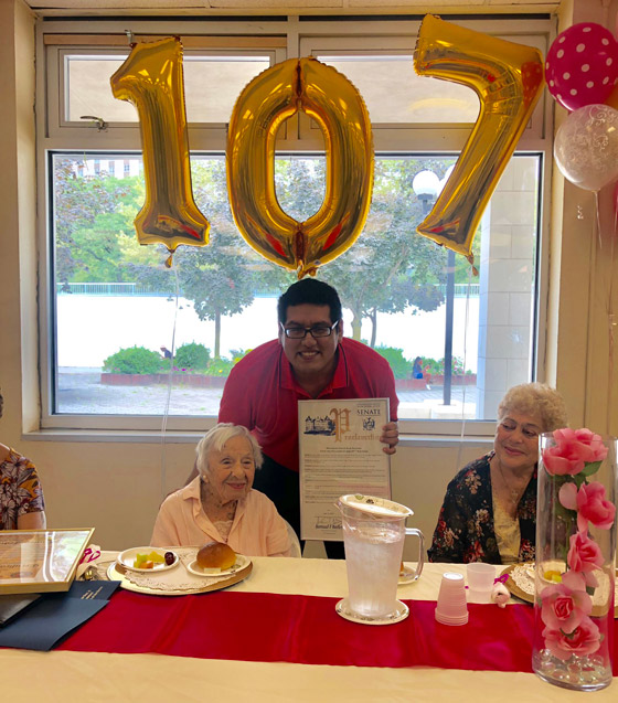 معمرة تحتفل بعيد ميلادها الـ107.. وتكشف سر طول عمرها: 