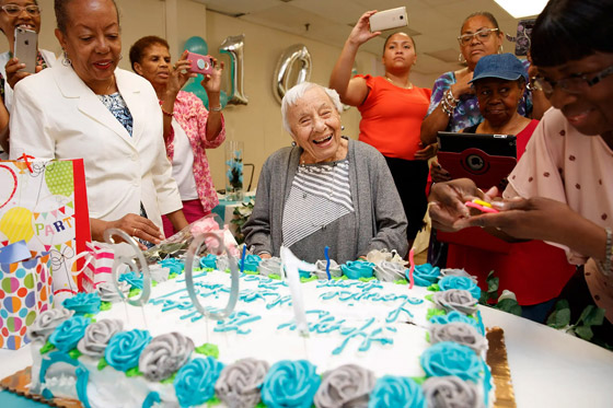 معمرة تحتفل بعيد ميلادها الـ107.. وتكشف سر طول عمرها: 